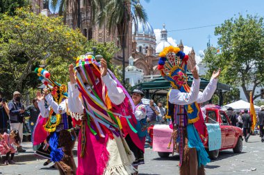 Cuenca, Ekvador - 5 Kasım 2022: Cuenca şehir meydanında ve şehrin bağımsızlık gününü kutladıkları gün katedralin önünde halk dansçıları