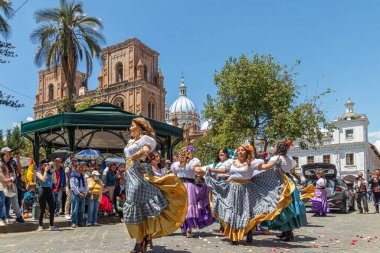 Cuenca, Ekvador - 5 Kasım 2022: Cuenca şehir meydanında ve şehrin bağımsızlık gününü kutladıkları gün katedralin önünde halk dansçıları