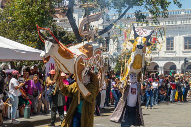 Cuenca, Ekvador - 5 Kasım 2022: Cuenca 'nın tarihi merkezinde bağımsızlık kutlamaları sırasında geleneksel geçit töreninde 