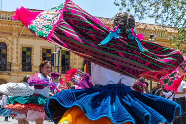 厄瓜多尔昆卡 2022年11月5日 在庆祝昆卡独立日的游行中 阿苏艾省的民俗舞蹈家身着传统服饰 参加游行 — 图库照片