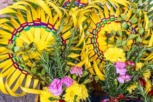 Tradycyjne Ekuadoriańskie Bukiety Dekoracyjne Niedzielę Palmową Sprzedawane Rynku Kwiatów Cuenca — Zdjęcie stockowe