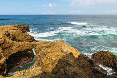 Salinas, Pasifik Okyanusu 'ndaki La Chocolatera' nın kayalık kıyıları, Ekvador 'un batısı.