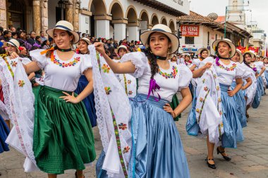 Cuenca, Ekvador - 11 Nisan 2023: Vakıf Günü Kutlaması. Cuenca 'nın tarihi merkezinde büyük bir geçit töreni. Bir grup genç ve güzel halk dansçısı. Azuay ili, Cuenca şehri.