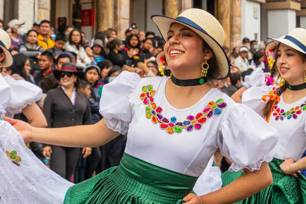 エクアドルのクエンカ 2023年4月11日 都市財団の日のお祝い 歴史的な中心部のCuencaで大きなパレード 若いかなり女性の民俗舞踊家 クエンカ市のAzuay州 — ストック写真