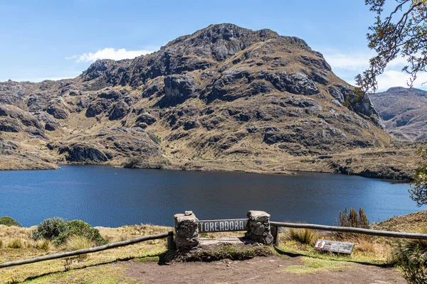 Parque Nacional Cajas Lago Montaña Paisaje Montaña Letrero Con Nombre —  Fotos de Stock