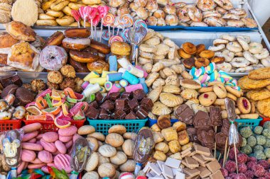 Geleneksel tatlılar: Kurabiye, jöle, çikolata, marşmelov, fındık ve daha fazlası Cuenca, Ekvador 'daki çok sayıda açık pazarda Katolik Corpus Christi kutlamaları sırasında