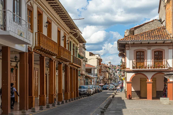 Cuenca, Ekvador - 29 Ocak 2023: Cuenca şehrinin şehir yaşamı, UNESCO miras alanı. General Torres Caddesi ve San Francisco Plaza 'daki tarihi binalar.