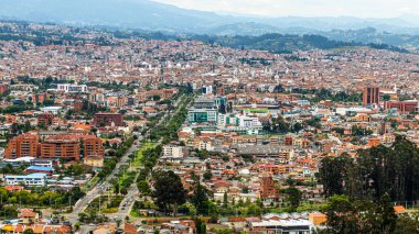 Cuenca şehrinin panoramik üst manzarası, vadide, Turi, Ekvador gözlem güvertesinden