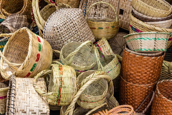 에콰도르 쿠엥카의 시장에서 천연섬유로 손으로 전통적 바구니 무더기 — 스톡 사진