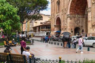Cuenca, Ekvador - 26 Mayıs 2023: Şehrin tarihi merkezi. UNESCO Dünya Mirası Bölgesi. Merkez Meydanı, Abdon Calderon ve Yeni Katedral 'i ya da Inmaculada Concepcin de Cuenca' yı park edin. Ekvador