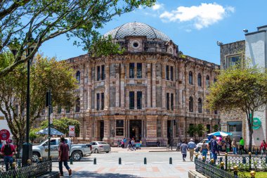 Cuenca, Ekvador - 16 Mart 2023: Azuay İl Mahkemesi tarihi binası (Corte Provincial de Justicia del Azuay), 1929 yılında inşa edilmiştir. Cuenca Şehri
