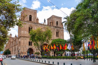 Cuenca, Ekvador - 16 Mart 2023: La Catedral de la Inmaculada Concepcin de Cuenca veya Yeni Katedral ve Cuenca 'nın tarihi merkezinde bulunan Abdon Calderon Central Park.