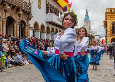 Cuenca, Ekvador - 11 Nisan 2023: Vakıf Günü Kutlaması. Cuenca 'nın tarihi merkezinde büyük bir geçit töreni. Bir grup genç ve güzel halk dansçısı. Azuay ili, Cuenca şehri.