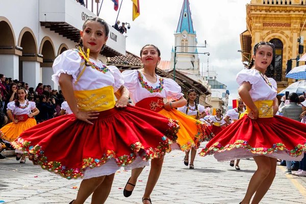 エクアドルのクエンカ 2023年4月11日 都市財団の日のお祝い 歴史的な中心部のCuencaでパレード 若いきれいな女性の民俗舞踊家のグループは Azuay州 Cuenca市の典型的な布で — ストック写真