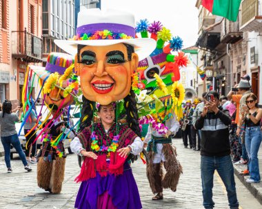 Cuenca, Ekvador - 18 Şubat 2023: Cuenca 'nın tarihi merkezinde düzenlenen karnaval sırasında büyük bir geçit töreni. 'Chola Cuencana' olarak dev manken ve Azuay vilayeti için tipik kostümlü diğerleri.