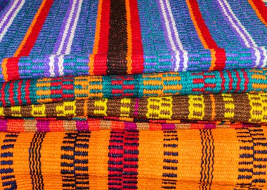 Loja vilayetinden renkli el yapımı yün halılar, Ekvador 'da bir el işi pazarında.