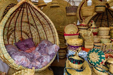 Hasır sandalye, çeşitli sepetler, kutu, doğal bitki lifinden yapılmış zemin paspası Ekvador el sanatları pazarında..