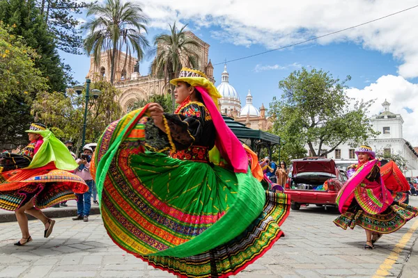クエンカ エクアドル 2023年1月14日 Nio Viajero のお祝いをしてください クエンカの歴史的中心部のカラフルな伝統的なドレスで ピチンチャ県カンタン州の民俗ダンサーのグループ — ストック写真