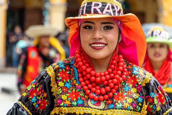 厄瓜多尔昆卡 2023年1月14日 Pase Del Nio Viajero 旅行儿童 一名来自皮钦查省Cayambe县的民间舞蹈女舞者 身着五彩缤纷的传统服装 — 图库照片