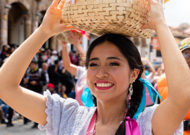 Cuenca, Ekvador - 11 Nisan 2023: Vakıf Günü Kutlaması. Tarihsel merkezde büyük bir geçit töreni. Azuay bölgesinin genç ve güzel halk dansçısı Cholita Cuencana. Ekvador