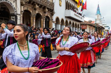 Cuenca, Ekvador - 11 Nisan 2023: Vakıf Günü Kutlaması. Cuenca 'nın tarihi merkezinde geçit töreni. Cuenca 'nın Azuay şehrinin tipik giysisinde bir grup güzel kadın dansçı.