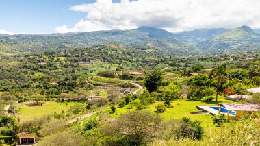 Yerleşim yeri, Ekvador 'un Azuay ilindeki Yunguilla Vadisi' nde dağlarla çevrili.