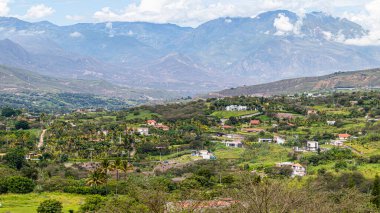 Yerleşim yeri, Ekvador 'un Azuay ilindeki Yunguilla Vadisi' nde dağlarla çevrili.