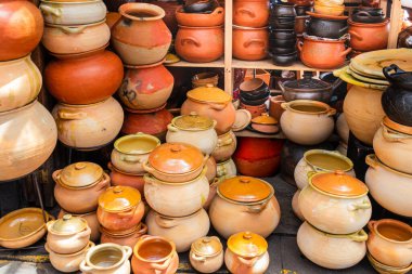 Ekvador Cuenca 'daki zanaatkar pazarında bulunan çömlek, tencere, kavanoz ve diğer farklı çömlekler.
