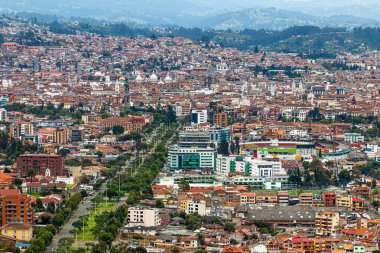Cuenca şehrinin panoramik üst manzarası, vadide, Turi, Ekvador gözlem güvertesinden