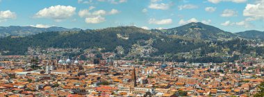 Cuenca şehrinin panoramik manzarası. Arka planda çok sayıda kilise ve Boca de pes dağı olan bir vadi. Kuzey tepenin manzarası. Ekvador