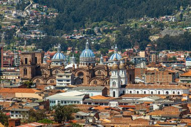 Cuenca şehri, Yeni Katedral veya Katedral de la Inmaculada Concepcin de Cuenca ve Santo Domingo Kilisesi 'nin havadan görünüşü dağları çevrelemektedir. Ekvador