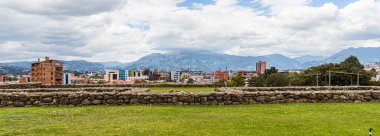 Şehrin panoramik manzarası ve Ekvador Cuenca şehrindeki Pumapungo arkeolojik alanından İnka harabeleri