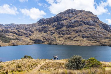 Cajas, Ekvador - 9 Eylül 2023 El Cajas Ulusal Parkı, Toreadora Gölü. Dağ manzarası. Göl kıyısında turistler. Ekvador, Cuenca şehrine yakın.