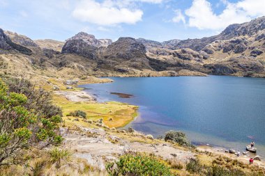 Cajas, Ekvador - 9 Eylül 2023 El Cajas Ulusal Parkı, Toreadora Gölü. Dağ manzarası. Göl kıyısında turistler. Ekvador, Cuenca şehrine yakın.