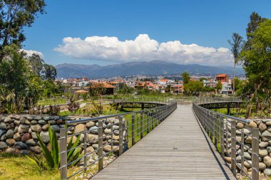 Cuenca 'nın botanik bahçesinde yürüyüş güvertesi. Arka planda şehrin panoramik manzarası ve And Dağları. Güneşli bir gün. Ekvador