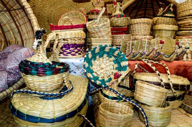 Otavalo, Imbabura, Ekvador 'daki el yapımı bitki liflerinden sepetler.