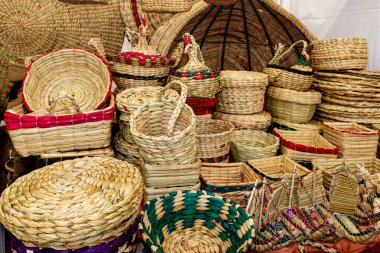 Otavalo, Imbabura, Ekvador 'daki el yapımı bitki liflerinden sepetler.