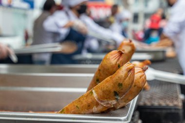 Chorizo sosisini kalın tabaktaki koripan için kapat. Choripan ızgara sucuklu ekmekten oluşan tipik bir Güney Amerika yemeğidir. Bu lezzetli bir sandviç ya da sosisli sandviç..