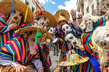 Cuenca, Ekvador - 24 Aralık 2022 Cuenca 'da Pase del Nio Viajero Noel Geçidi. Halk karakterleri gibi giyinmiş neşeli bir grup katılımcı.