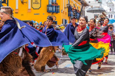 Cuenca, Ekvador - 24 Aralık 2022: Halk dansçıları Pase del Nio Viajero (Gezgin Çocuk) Noel alayı sırasında Cuenca sokaklarında bir geçit töreninde gösteri yaptılar.