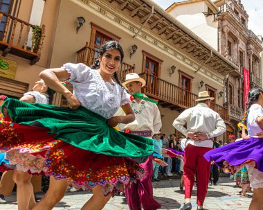 Cuenca, Ekvador - 24 Aralık 2022: Azuay ilinin halk dansçıları Pase del Nio Viajero (Gezgin Çocuk) Noel alayı sırasında Cuenca sokaklarında bir geçit töreninde gösteri yaptılar.
