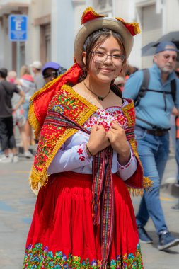 Cuenca, Ekvador - 24 Aralık 2022: Cuenca 'da Pase del Nio Viajero (Gezgin Çocuk) Noel alayı. UNESCO kültür mirası. Geleneksel Noel kıyafetleri içinde güzel bir kadın