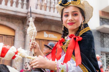 Cuenca, Ekvador - 24 Aralık 2022 Cuenca 'da Pase del Nio Viajero' nun Noel alayı. UNESCO kültür mirası. Geleneksel Noel elbiseli, yün ve iple güzel bir kadın.