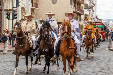 Cuenca, Ekvador - 28 Ekim 2023 Bağımsızlık Günü kutlamaları. Cuenca 'nın tarihi merkezinde bir at geçit töreninde büyük bir grup çiftlik işçisi ve çiftlik işçisi.