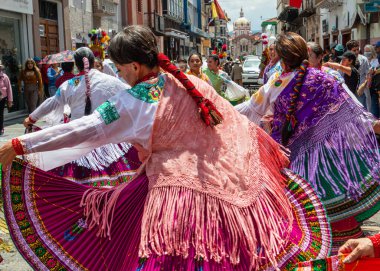 Cuenca, Ekvador - 18 Şubat 2023 Cuenca 'daki karnaval kutlamaları sırasında büyük bir geçit töreni. Yaşlı kadın halk dansçıları Ekvador 'un Cayambe ulusal grubunu temsil ediyor..