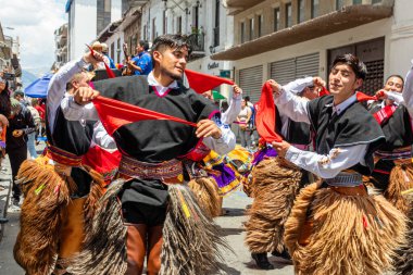 Cuenca, Ekvador - 18 Şubat 2023 Cuenca 'da karnaval geçidi. Cuenca 'nın tarihi merkezinde Azuay bölgesinin halk dansçıları. 