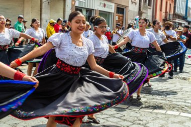 Cuenca, Ekvador - 18 Şubat 2023 Cuenca 'daki karnaval kutlamaları sırasında büyük bir geçit töreni. Azuay bölgesinden bir grup halk dansçısı..
