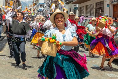 Cuenca, Ekvador - 18 Şubat 2023 Cuenca 'da karnaval geçidi. Cuenca 'nın tarihi merkezinde Azuay bölgesinin halk dansçıları grubu. Herkesin üzerine köpük püskürtülür..