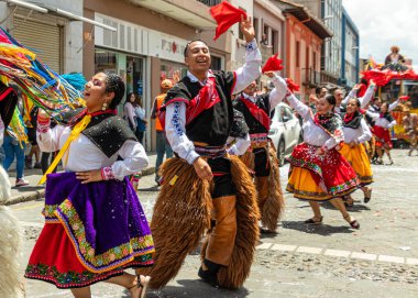 Cuenca, Ekvador - 18 Şubat 2023 Cuenca 'da karnaval geçidi. Cuenca 'nın tarihi merkezinde Azuay bölgesinin halk dansçıları. Herkesin üzerine köpük püskürtülür..