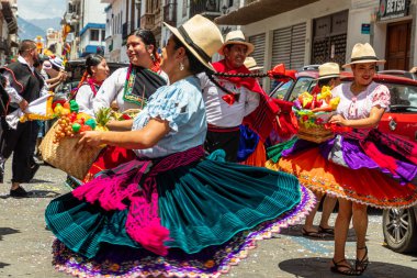Cuenca, Ekvador - 18 Şubat 2023 Cuenca 'da karnaval geçidi. Cuenca 'nın tarihi merkezinde Azuay bölgesinin halk dansçıları. Herkesin üzerine köpük püskürtülür..
